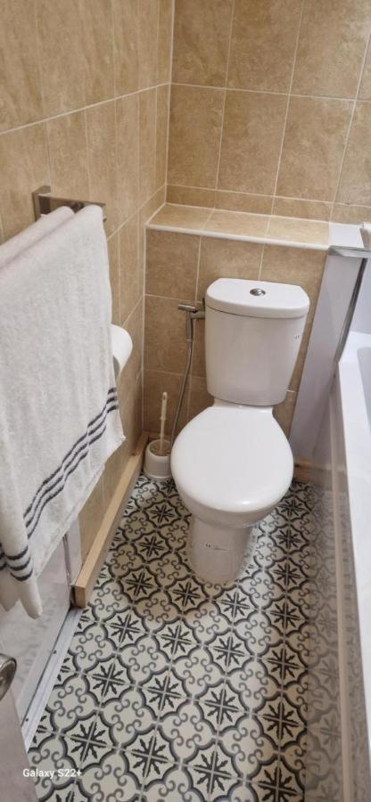 Archillects Entire Two Bedroom Comfy House - Free Parking Glasgow Bagian luar foto