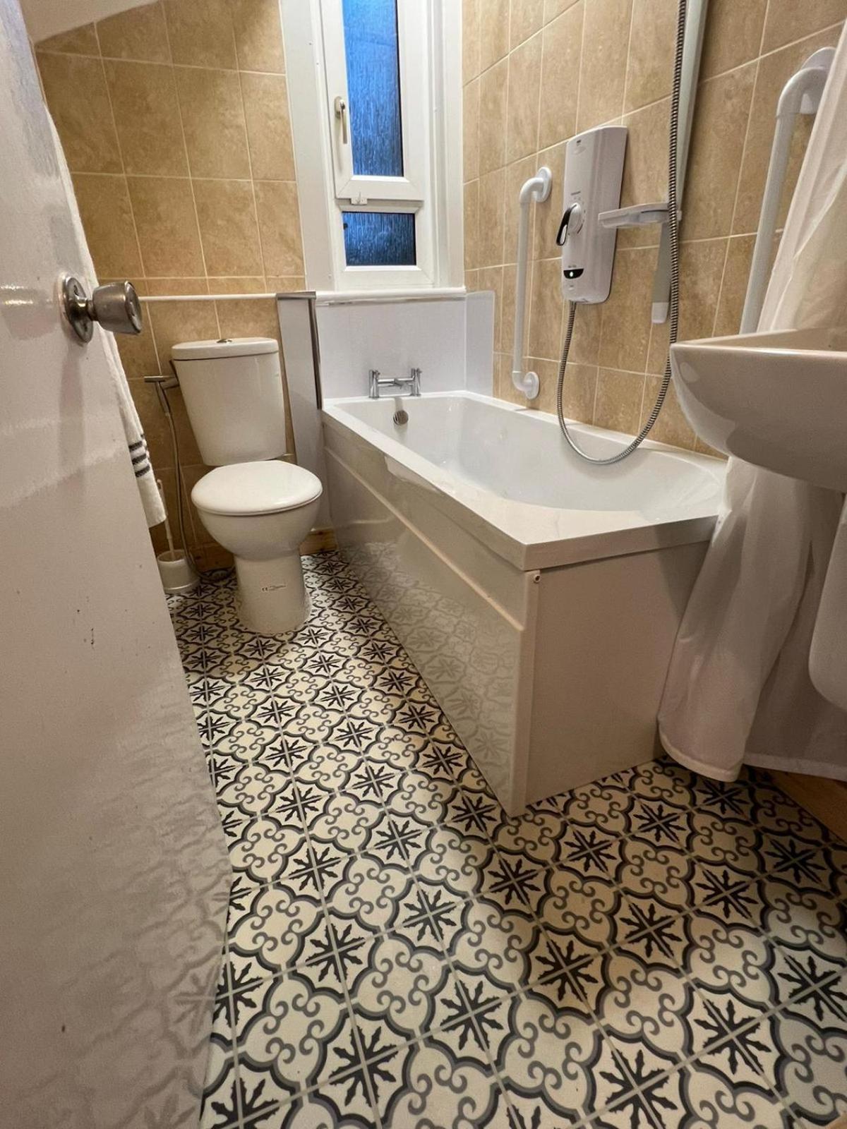 Archillects Entire Two Bedroom Comfy House - Free Parking Glasgow Bagian luar foto
