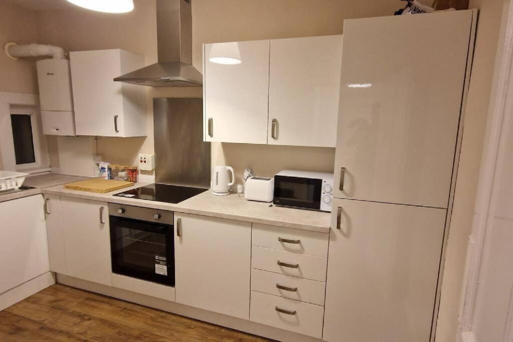 Archillects Entire Two Bedroom Comfy House - Free Parking Glasgow Bagian luar foto